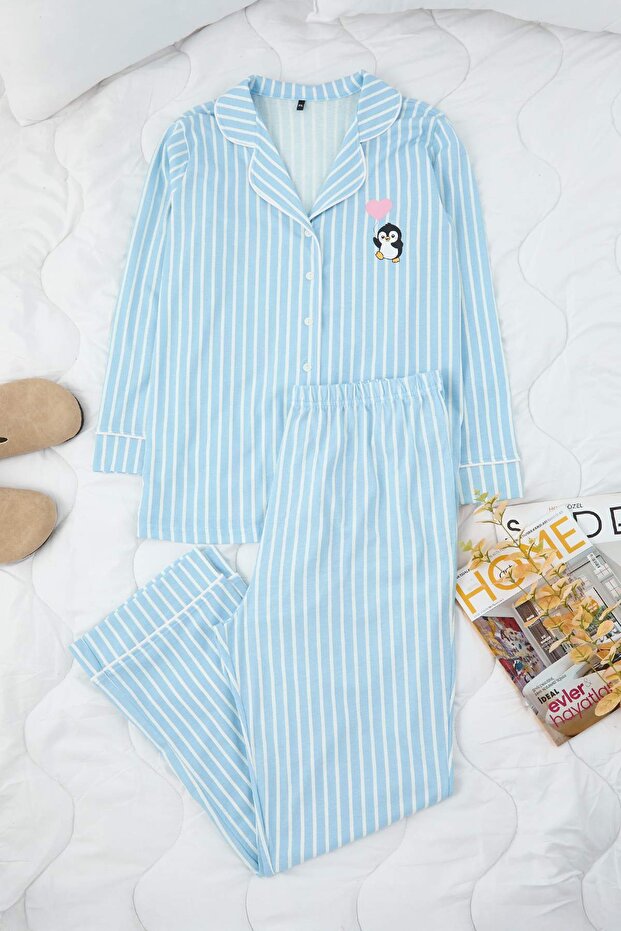 Açık Mavi Çizgili Gömlek Yaka Biyeli Örme Pijama Takımı TBBAW25AI00052 - 2