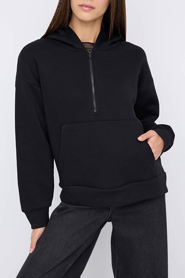 Teen Siyah Kapüşonlu Kalın İçi Polarlı Yarım Pat Fermuarlı Cepli Örme Sweatshirt TWOAW26SW00160 - 3