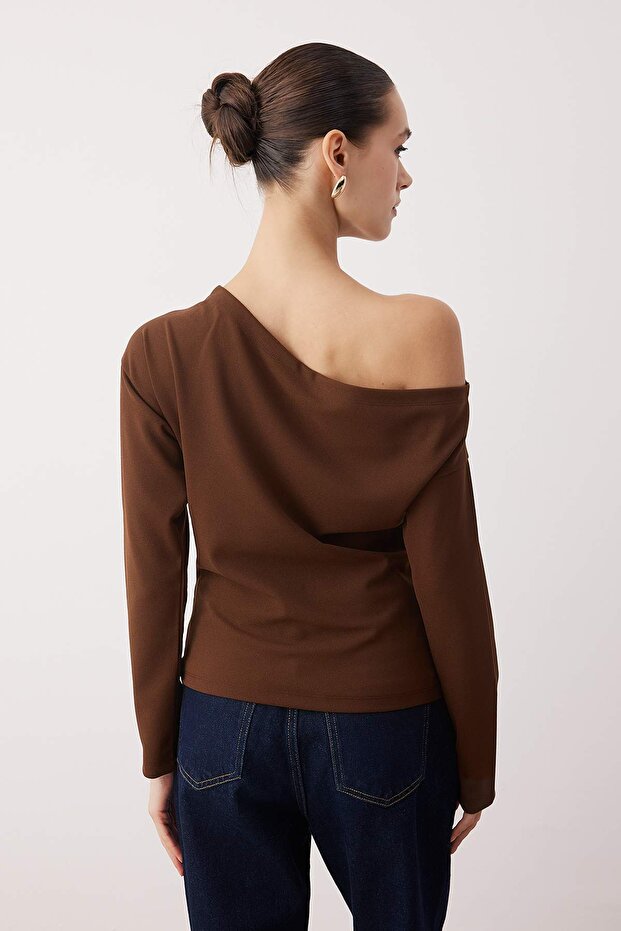 Koyu Kahverengi Büzgü/Drape Detaylı Dökümlü Asimetrik Yaka Örme Bluz TWOAW26BZ00138 - 4