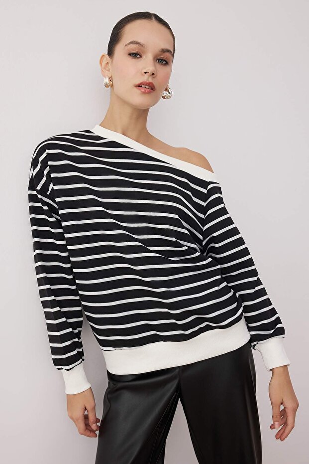 Siyah Çizgili Açık Omuzlu Oversize/Geniş Kalıp İnce Örme Sweatshirt TWOAW26SW00169 - 1