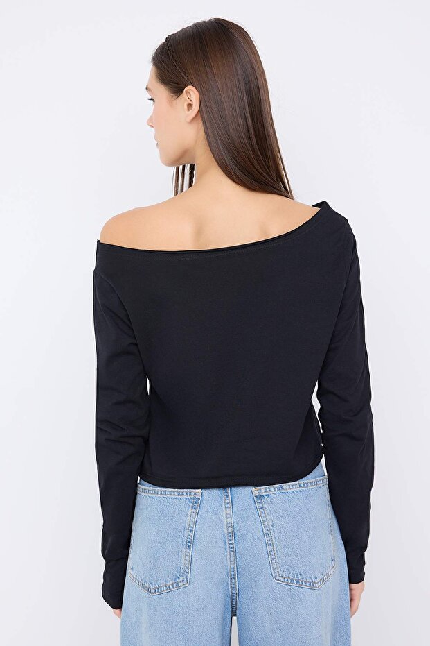 Siyah-Beyaz %100 Pamuk Asimetrik Kayık Yaka Relaxed/Rahat Kesim Örme T-Shirt TWOAW26TS00016 - 4