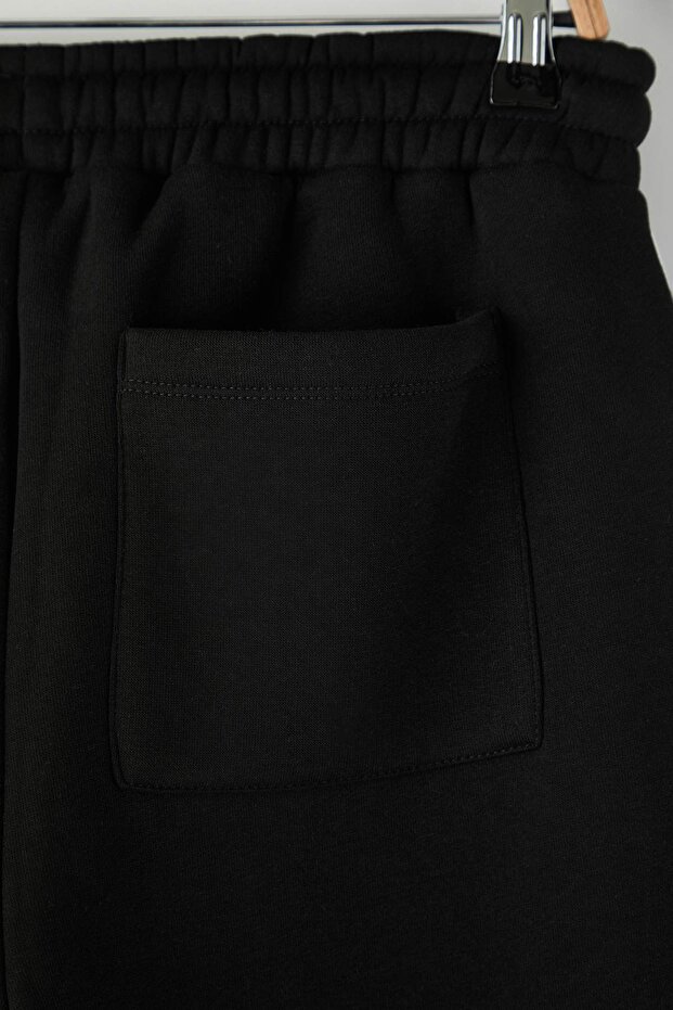 Siyah Straight Fit Kalın Kumaş Biyeli Açık Paça Eşofman Altı TMNAW26EA00006 - 4