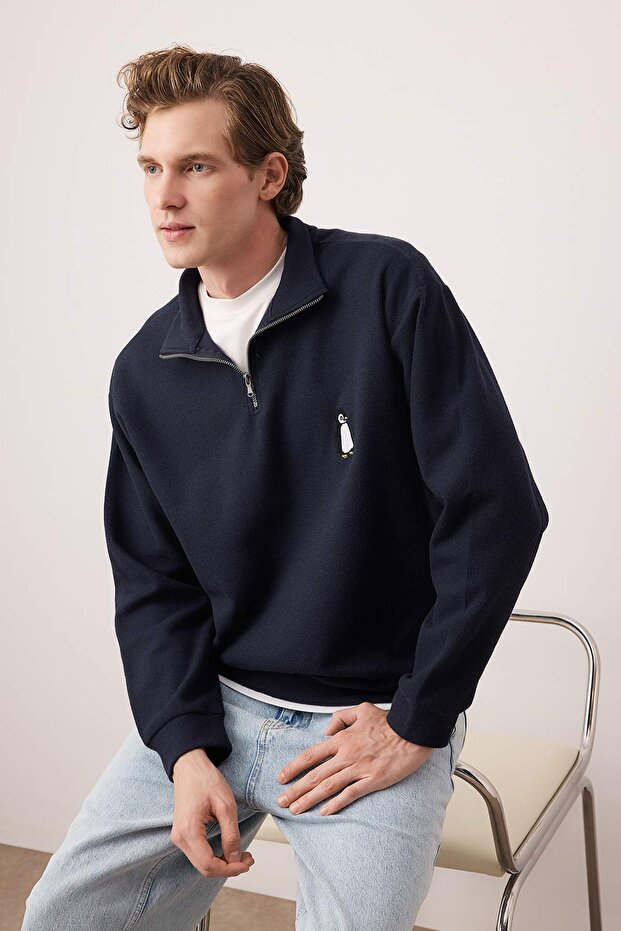 Lacivert Yeni Oversize/Geniş Kesim Penguen Nakışlı Dokulu Dik Yaka Sweatshirt TMNAW26SW00014 - 1