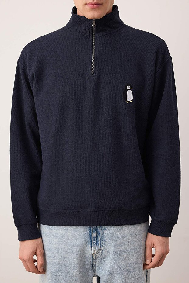 Lacivert Yeni Oversize/Geniş Kesim Penguen Nakışlı Dokulu Dik Yaka Sweatshirt TMNAW26SW00014 - 3