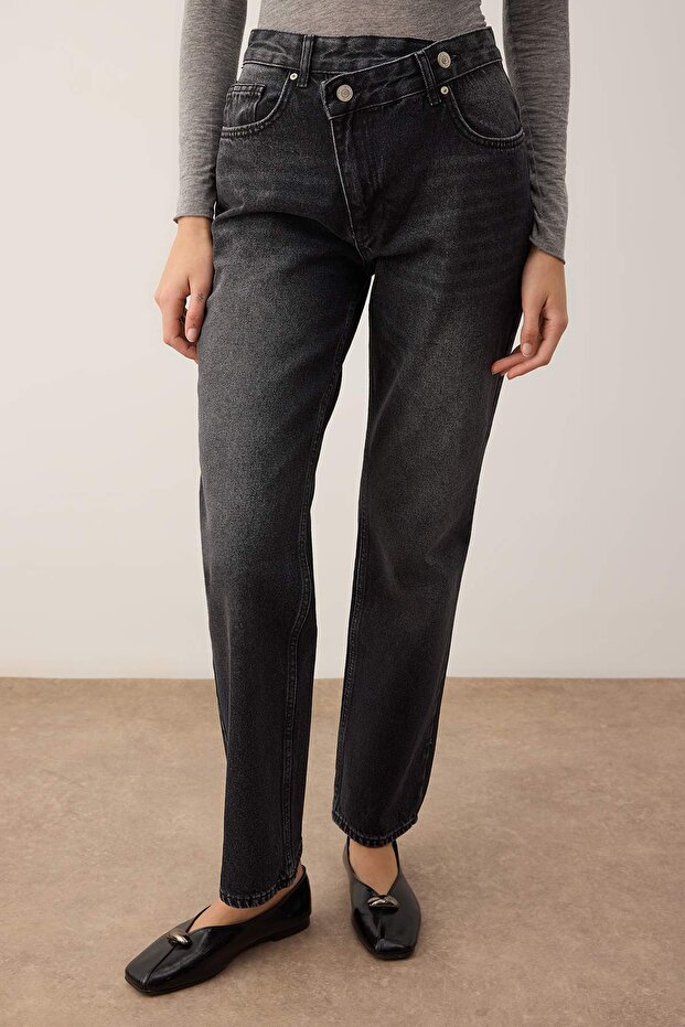Antracytowe jeansy z wysokim stanem, asymetrycznym zamknięciem, detalami w pasie, prostym krojem i rurkowymi nogawkami TWOAW26JE00132 - 4