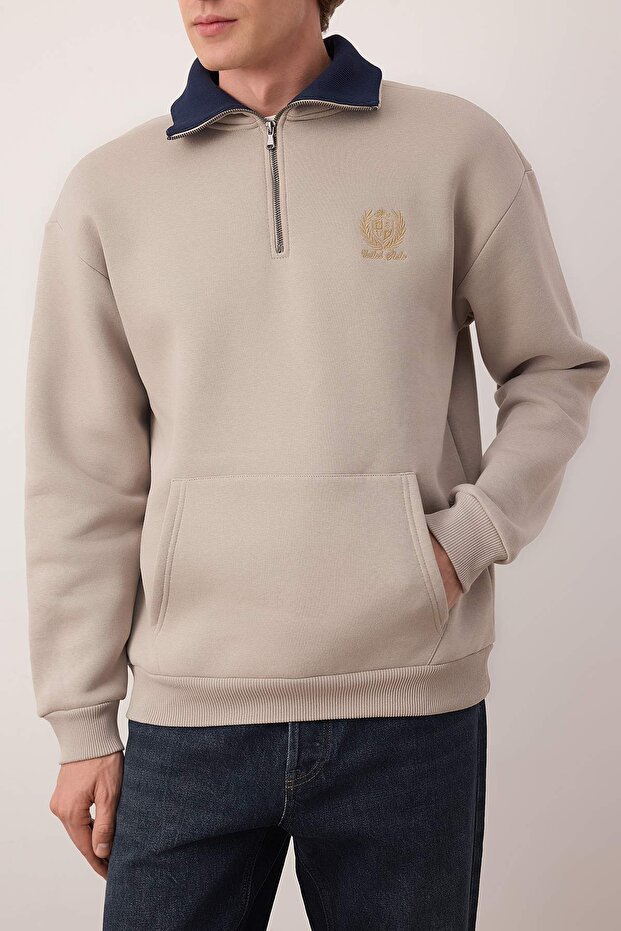 Gri Oversize Dik Yaka Fermuarlı İçi Polarlı/Sıcak Tutan Nakışlı Sweatshirt TMNAW25SW00081 - 3