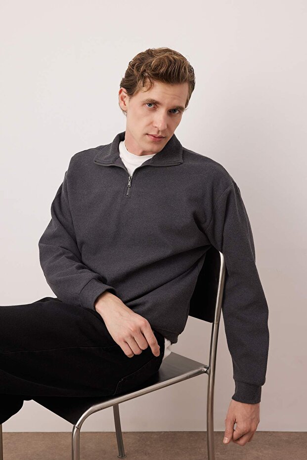 Antrasit Yeni Oversize/Geniş Kesim Fırçalı Selanik Dik Yaka Sweatshirt TMNAW26SW00014 - 5