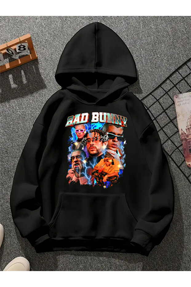 سويت شيرت أسود بقلنسوة مطبوعة من bad bunny v1