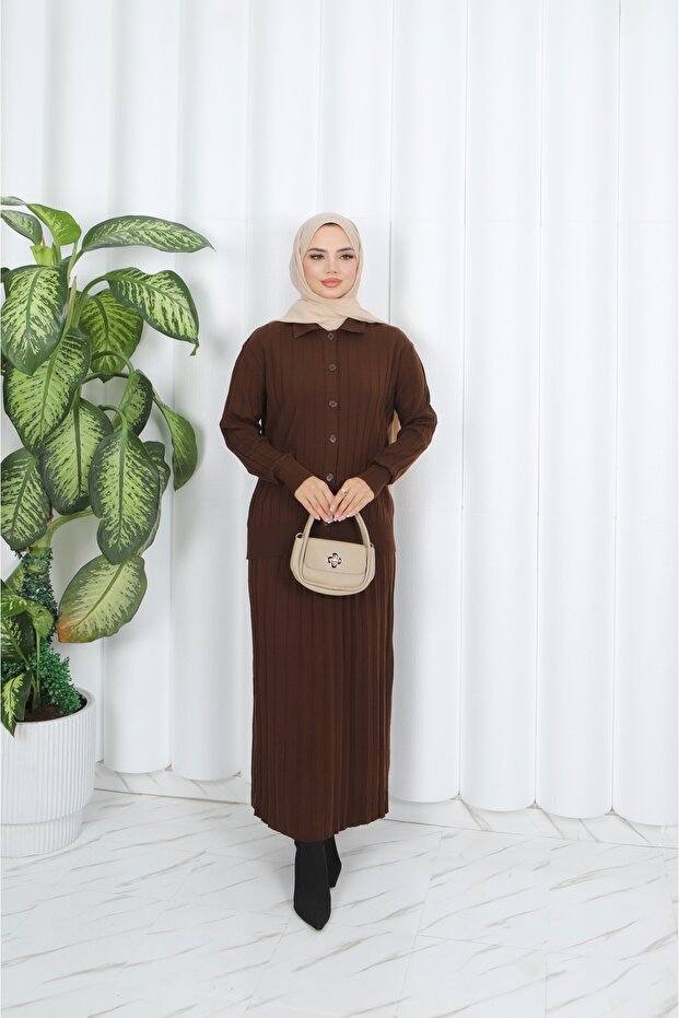 بدلة تنورة مطوي مع سترة