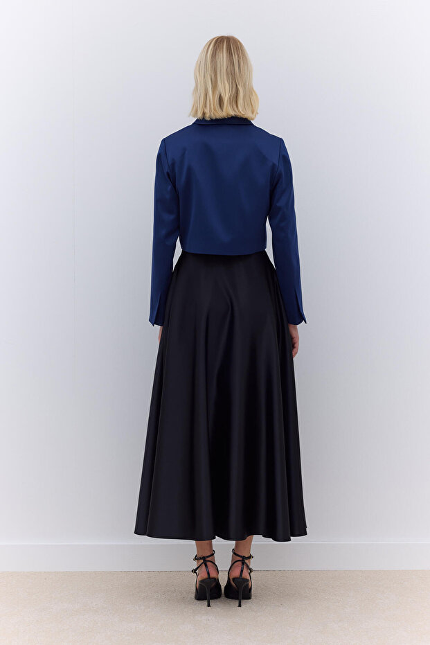 سترة بليزر قصيرة من الساتان باللون الأزرق الداكن - 4