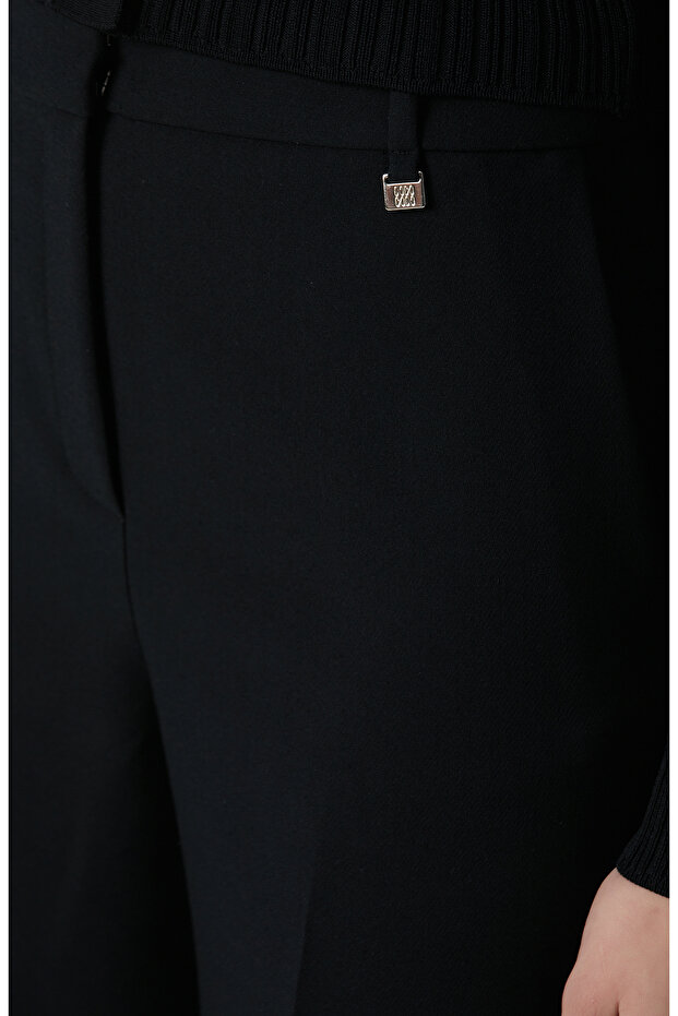 Siyah Paçası Yırtmaçlı Pantolon - 5