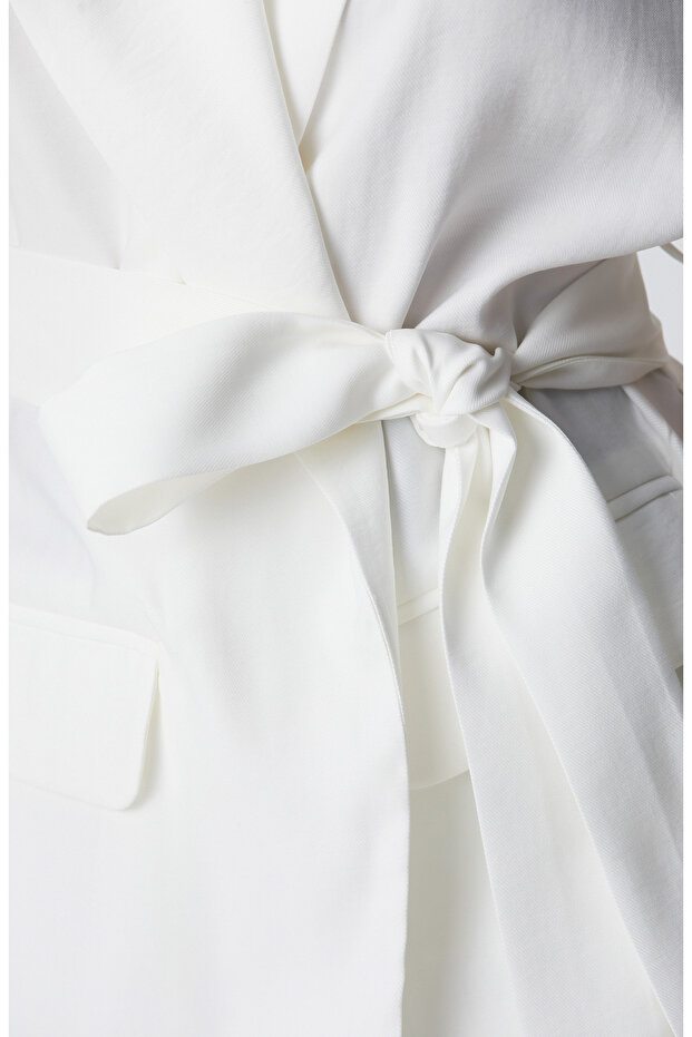 Beyaz Beli Kuşaklı Ceket - 6