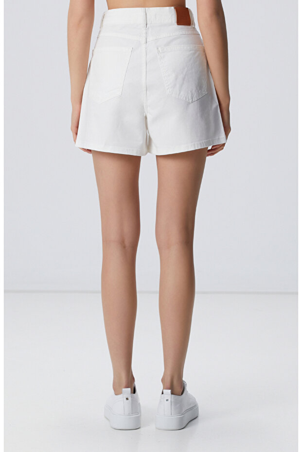 Kırık Beyaz Kısa Denim Şort - 5