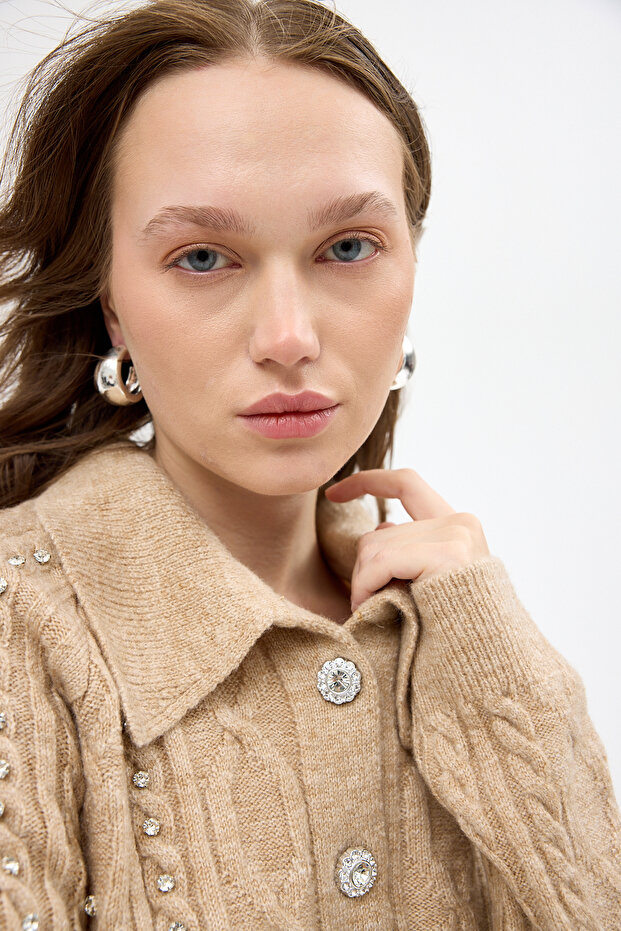 7265 سترة مزينة بالأحجار باللون البيج - 4