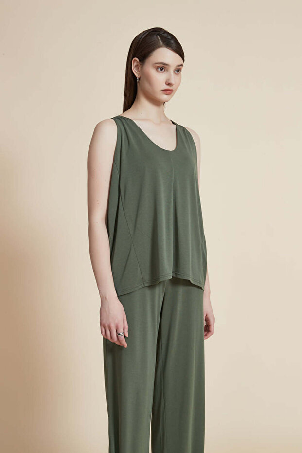 بلوزة سادة برقبة على شكل حرف V - 2