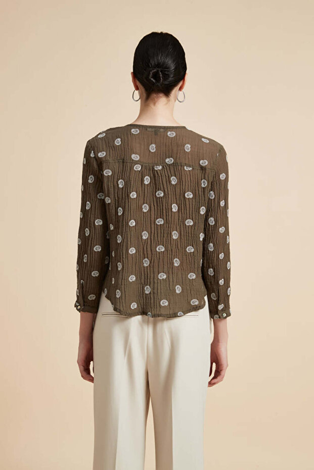 بلوزة مطبوعة برقبة على شكل حرف V - 5