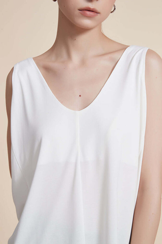 بلوزة سادة برقبة على شكل حرف V - 4