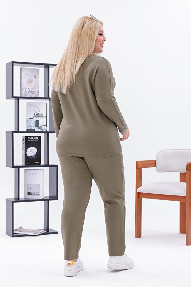 طقم مودال بياقة على شكل حرف V مقاس كبير - 7