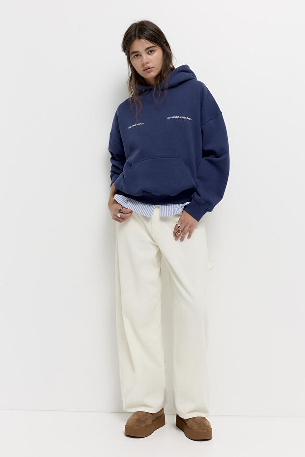 Kapüşonlu mavi yazılı sweatshirt - 3