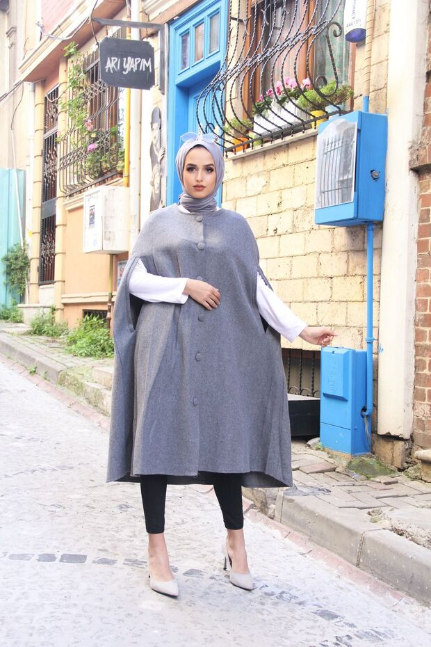 معطف نسائي عصري بأزرار باللون الرمادي