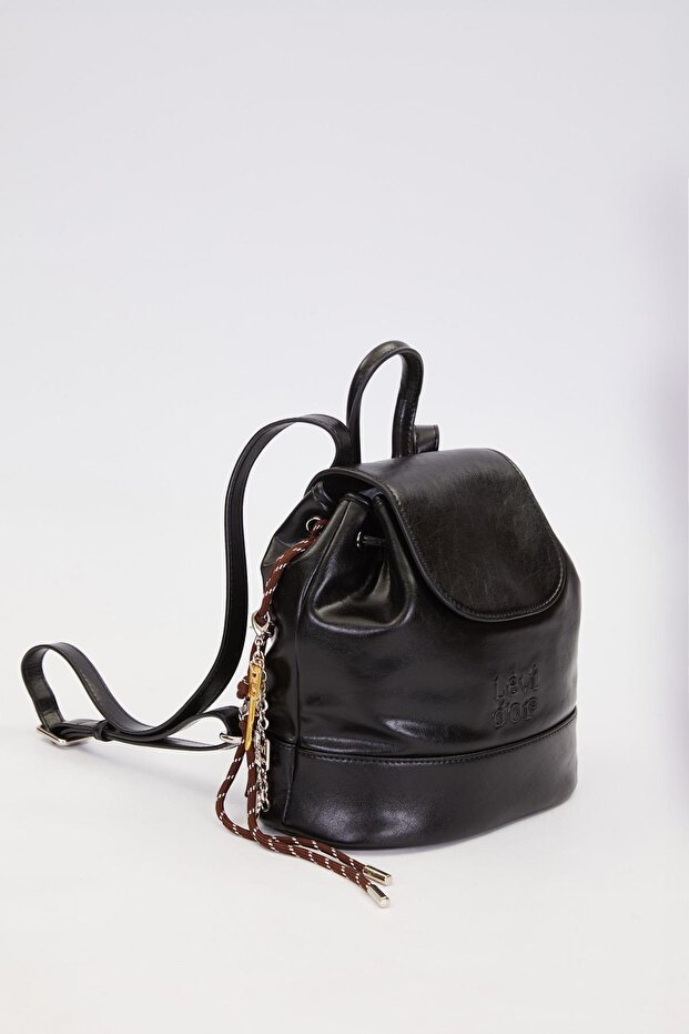 حقيبة ظهر سوداء مزينة بتفاصيل إكسسوارات ساحرة - 2