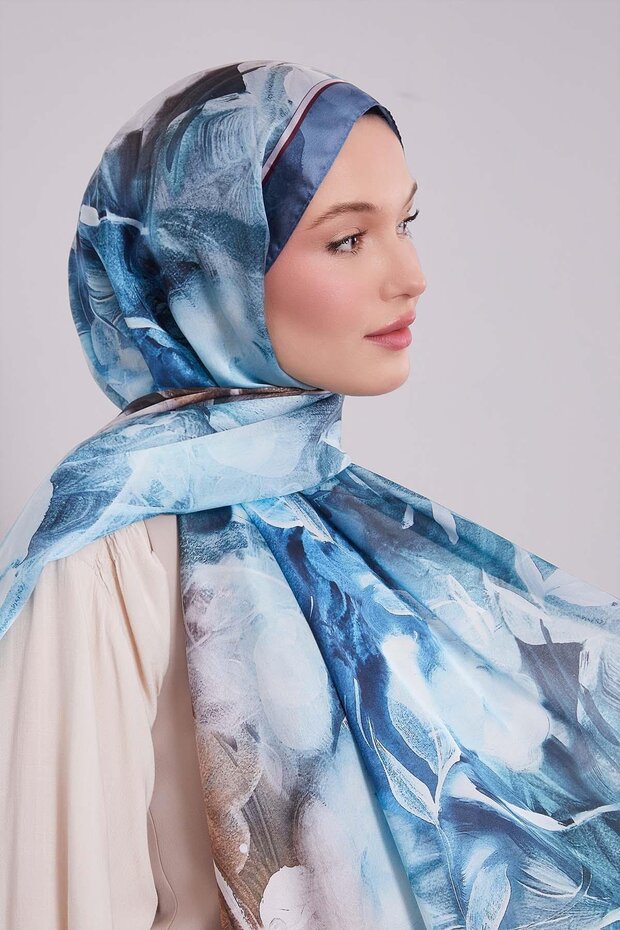 شال من الحرير الهندي بنمط أوراق الشجر المختلطة باللون الفيروزي - 1