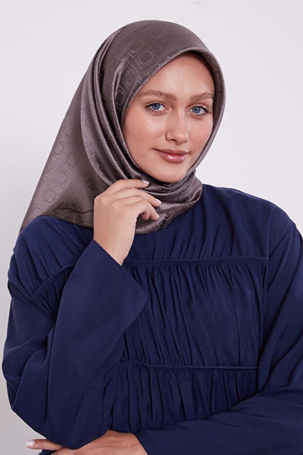 وشاح حريري بنمط مونوغرام بنقشة البقلاوة باللون البني - 3