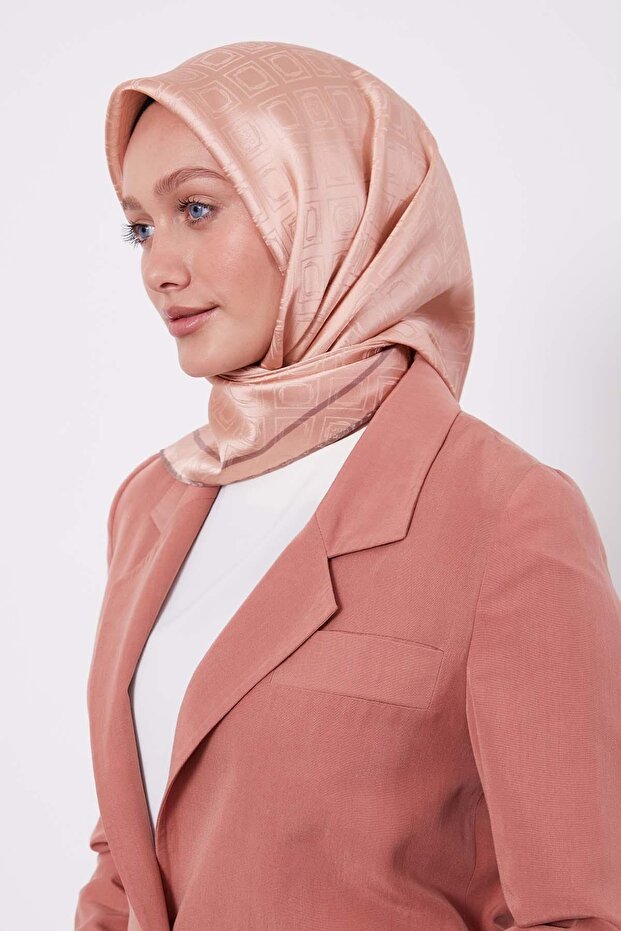 وشاح حريري بنمط مونوغرام على شكل حبات البقلاوة باللون الوردي - 1