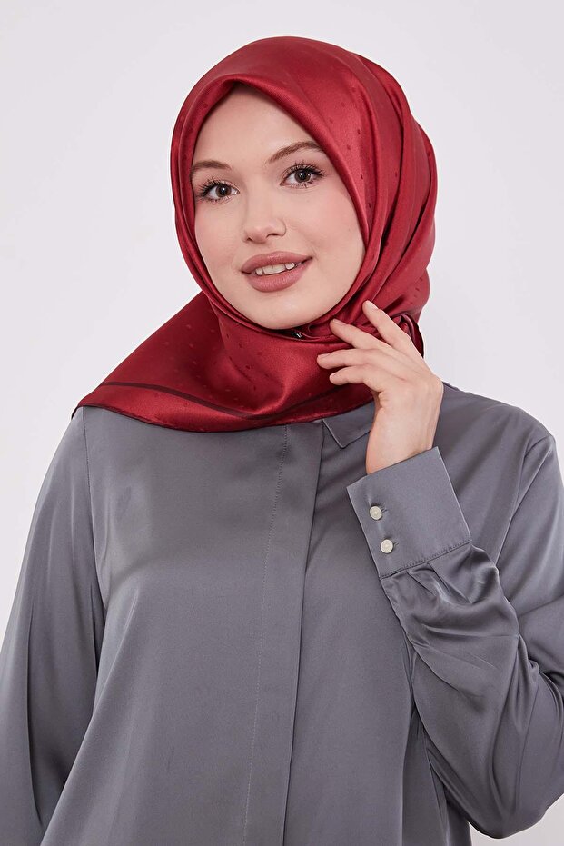 وشاح حريري بنمط مونوغرام منقط باللون الأحمر - 3