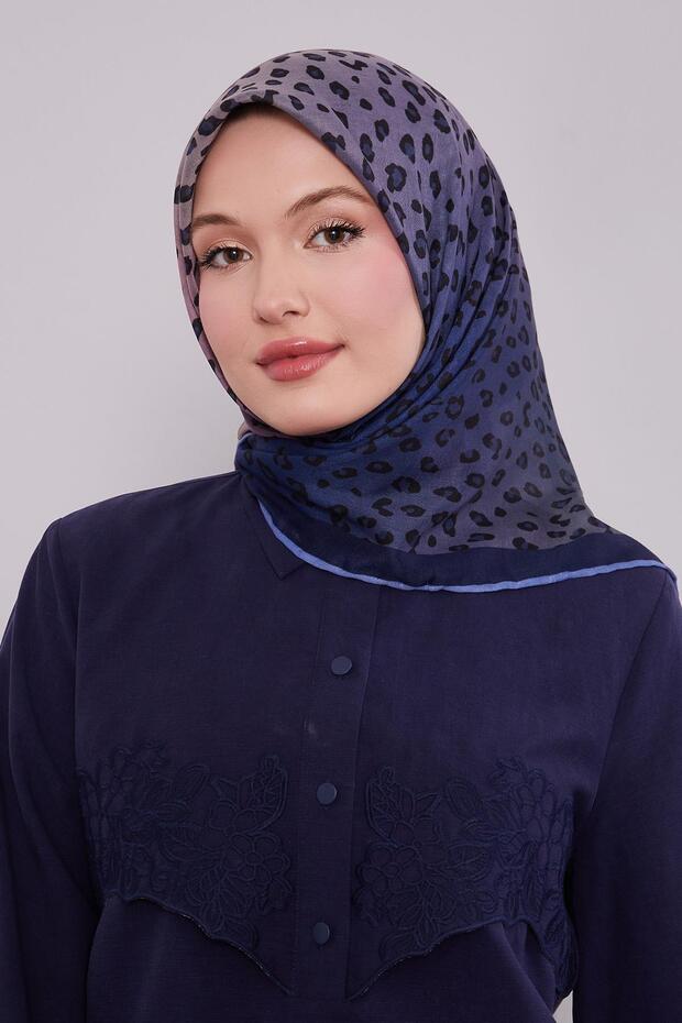 وشاح ناعم بنمط الفهد باللون الأزرق الداكن - 3