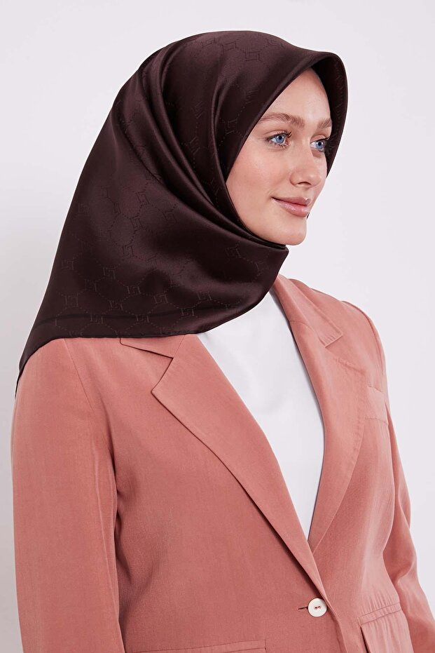 وشاح حريري بنمط قرص العسل باللون البني المر - 1