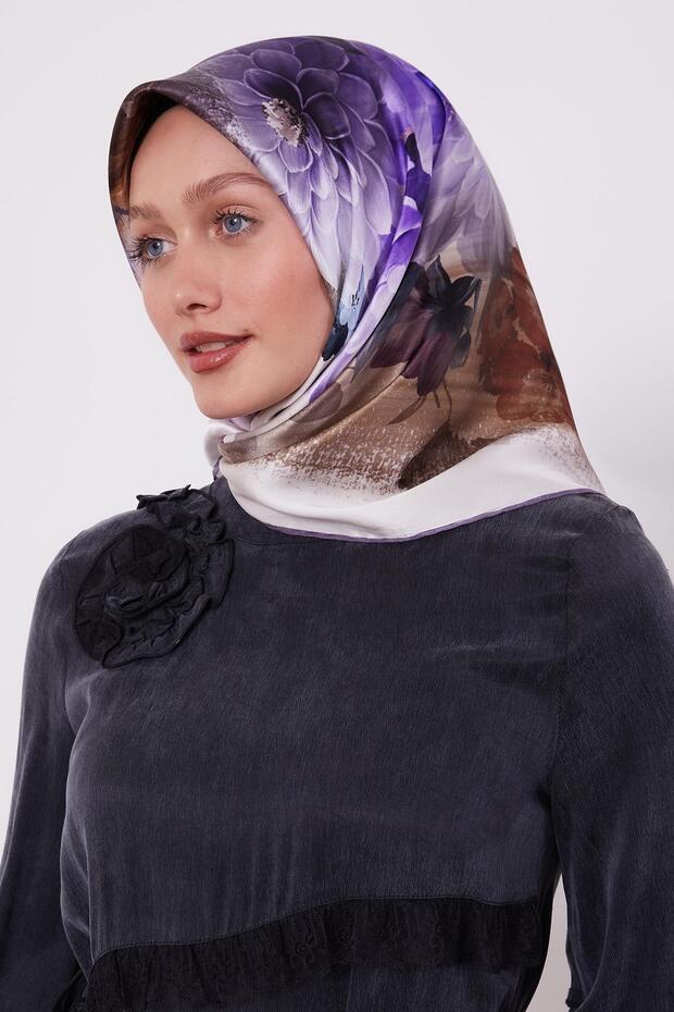 وشاح حريري بنمط زهور أرجوانية
