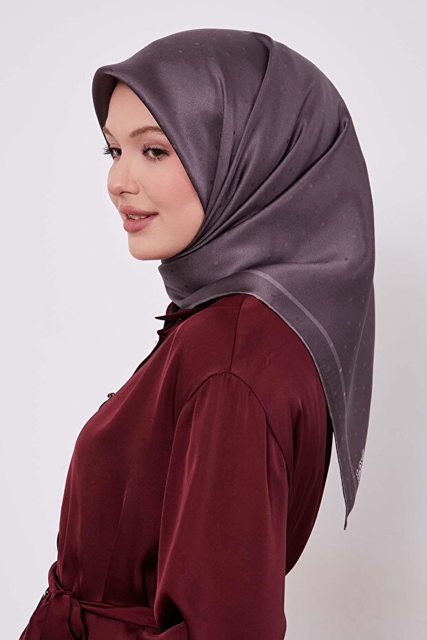 وشاح حريري بنمط منقوش باللون الأسود الداكن