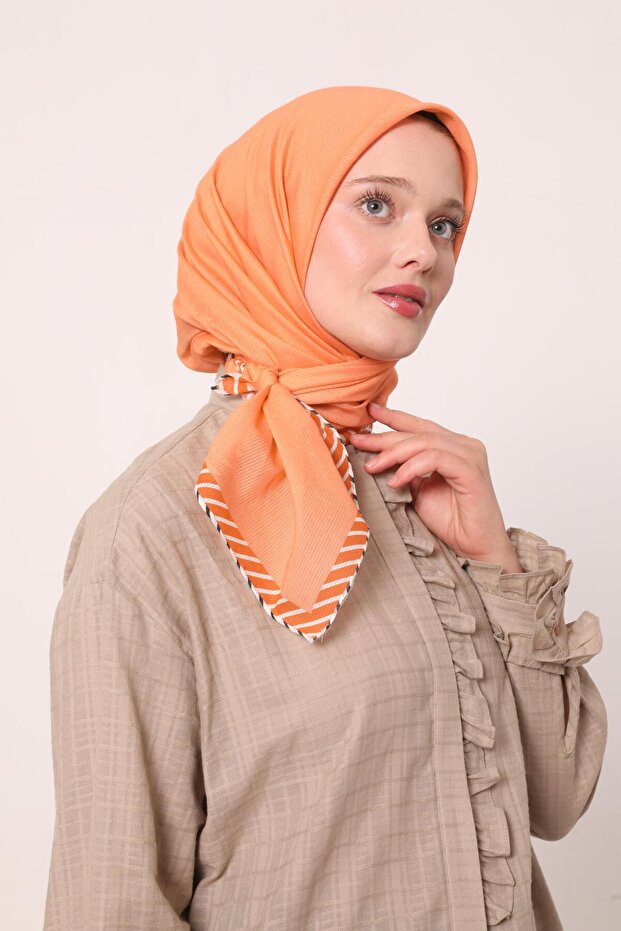 وشاح قطني مخطط باللون البرتقالي