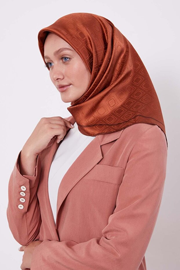 وشاح حريري بنمط بقلاوة مونوغرام