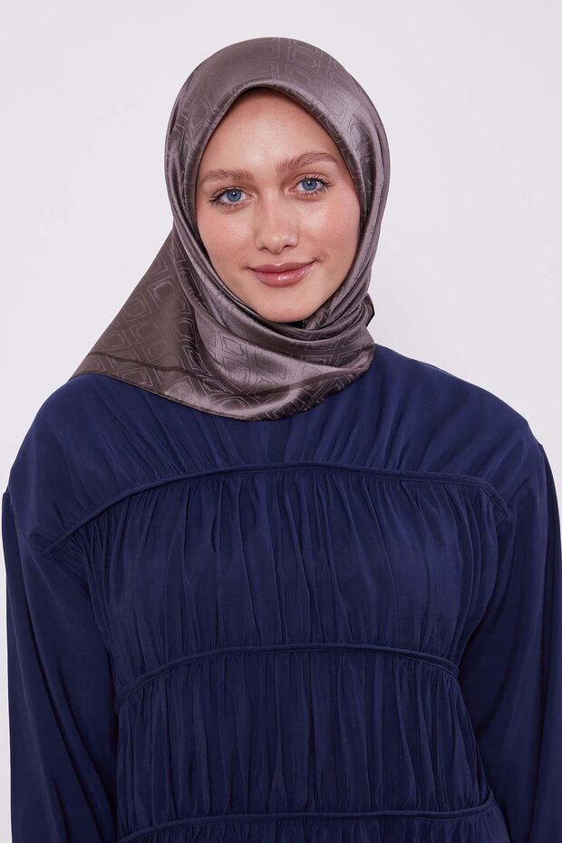 وشاح حريري بنمط مونوغرام بنقشة البقلاوة باللون البني - 2