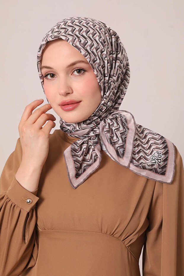 وشاح ناعم بنمط متعرج باللون البني الحليبي