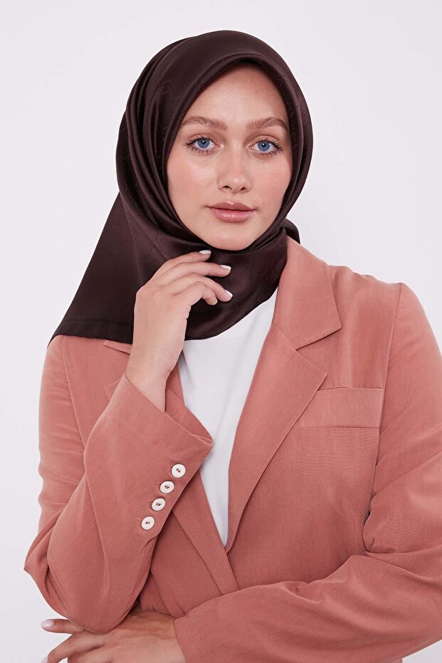 وشاح حريري بنمط قرص العسل باللون البني المر - 3