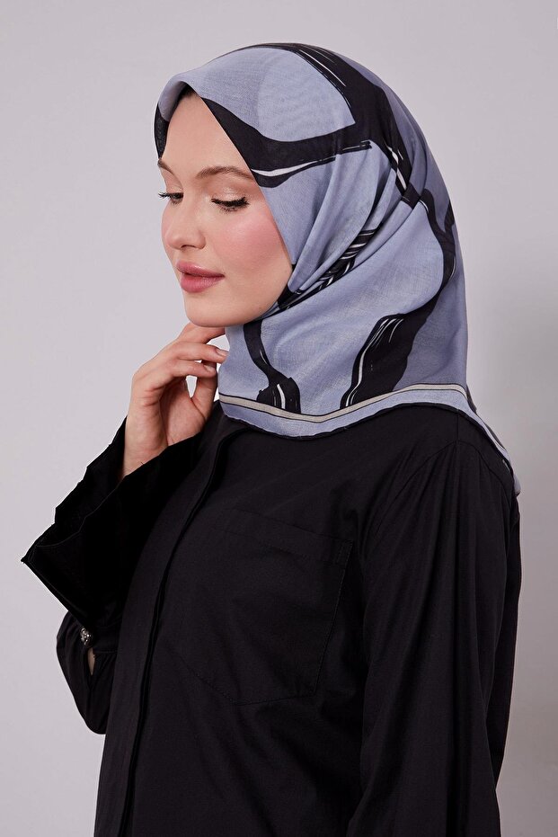 وشاح ناعم بنمط تجريدي باللون الأزرق الفاتح