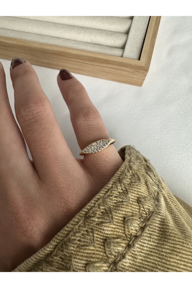 خاتم ذهبي مرصع بالأحجار الكريمة على شكل إصبع السبابة - 5