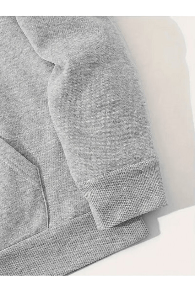 هوديي مطبوع عليه حروف عمودية بتصميم بسيط - 3