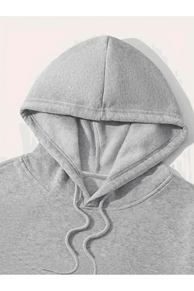 هوديي مطبوع عليه حروف عمودية بتصميم بسيط - 4