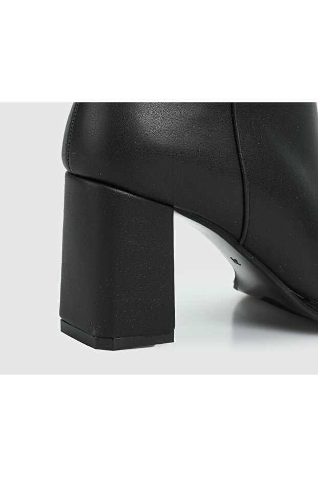 Siyah Kadın Bot - 5