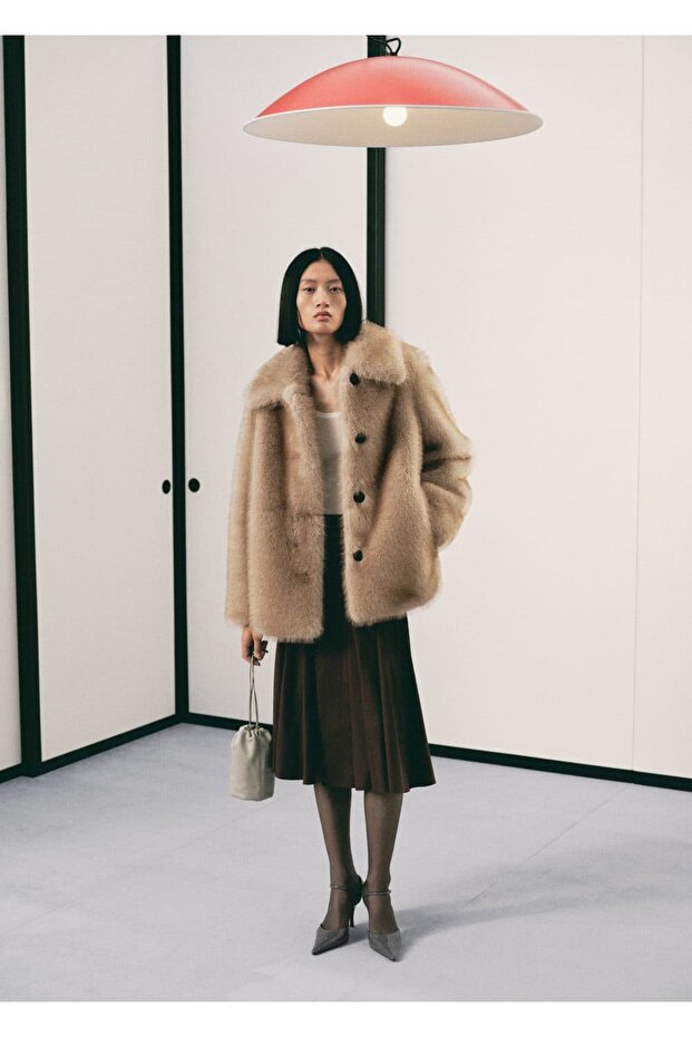 Düğmeli kürk görünümlü palto - 2