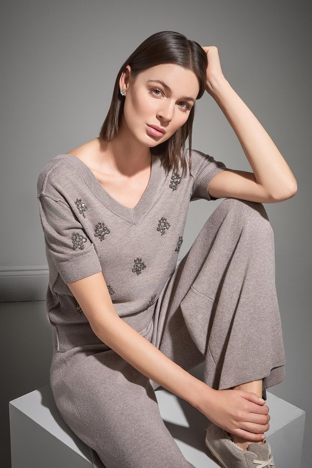 Handgefertigte, mit Steinen bestickte Nerzstrickbluse