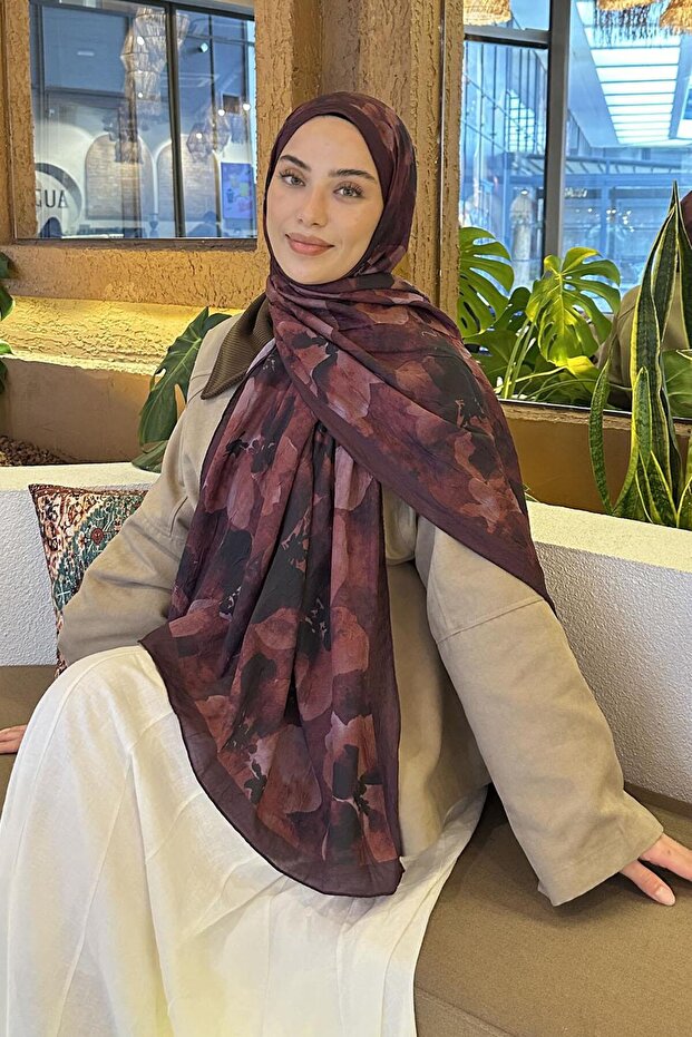شال من الخيزران بنمط زهور الباتيك باللون العنابي الداكن