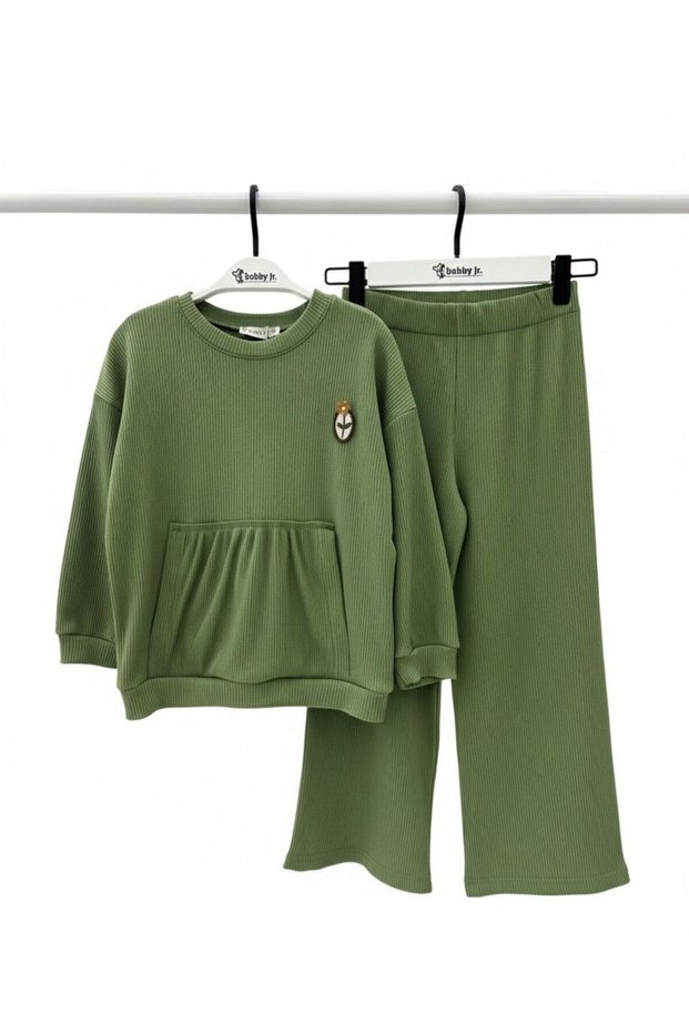 Girl's Suit with Kangaroo Pockets and Daisy Accessories in Green