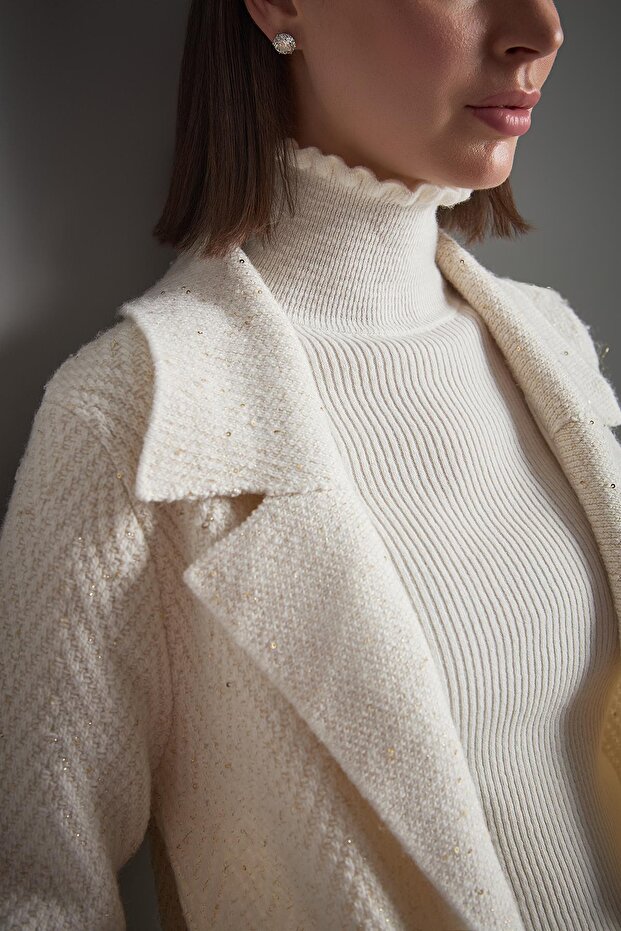 Kemer Detaylı Pullu Ekru Triko Kaban - 6