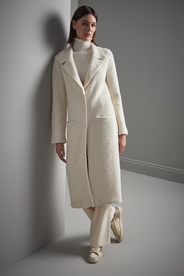 Kemer Detaylı Pullu Ekru Triko Kaban - 4