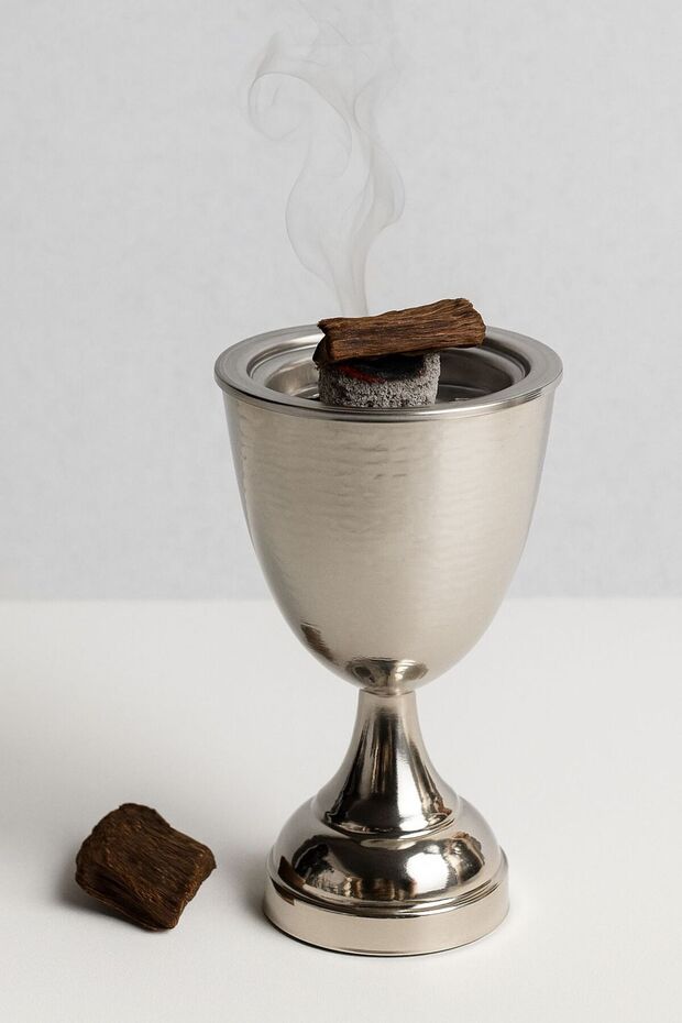 An elegant incense holder with a sophisticated design that adds a touch of luxury to any corner and spreads the scent of oud in the most beautiful way. - 1